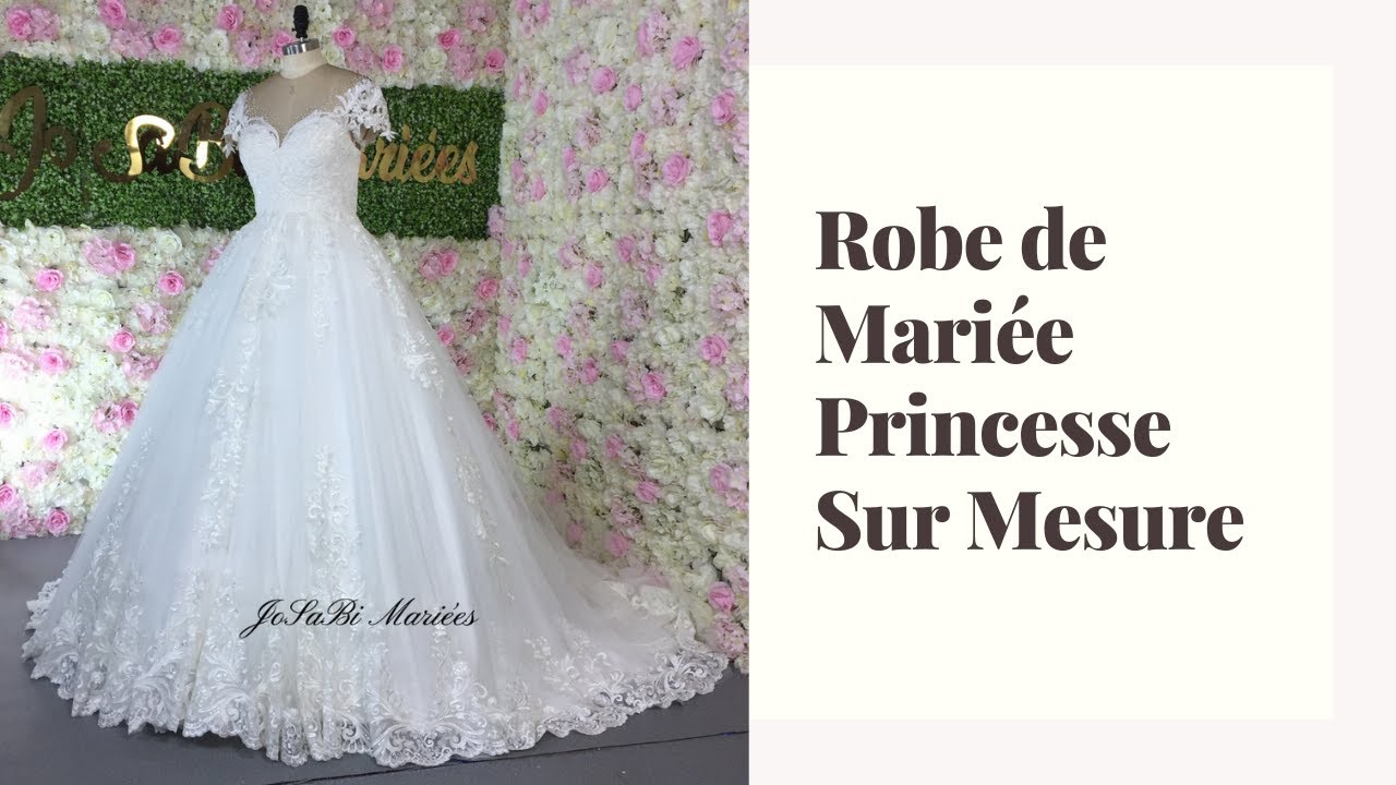 Robe de mari&eacute;e princesse en dentelle avec une tra&icirc;ne